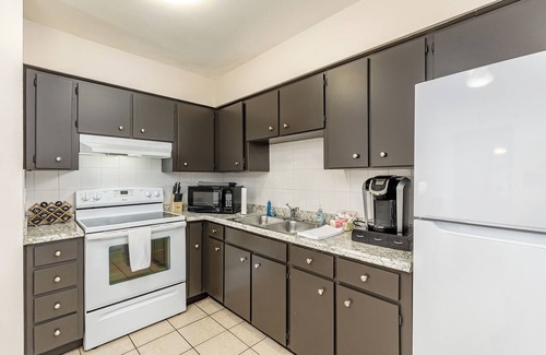 Tarpon Springs Casa | Key West Style Bungalows Close to Beaches!