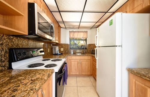 Marathon Villa | KG Arrive any day, pool on beach, full Kitchen, W/D, Parking, Docks, balcony,