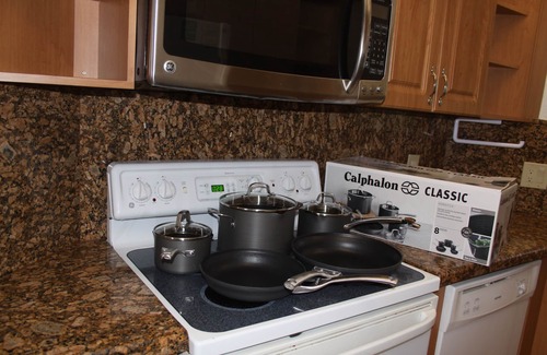Marathon Villa | KG Arrive any day, pool on beach, full Kitchen, W/D, Parking, Docks, balcony,