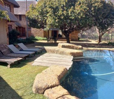 Greater Johannesburg Metropolitan Area Cabina | Khaya Africa Guesthouse