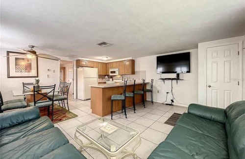 Port Richey Casa | Kick back and Relax at Leisure Beach