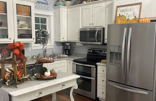 Somerset Cabaña | Kick back and relax in this calm, stylish cottage on the creek.