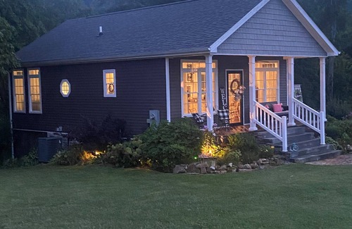 Somerset Cabaña | Kick back and relax in this calm, stylish cottage on the creek.
