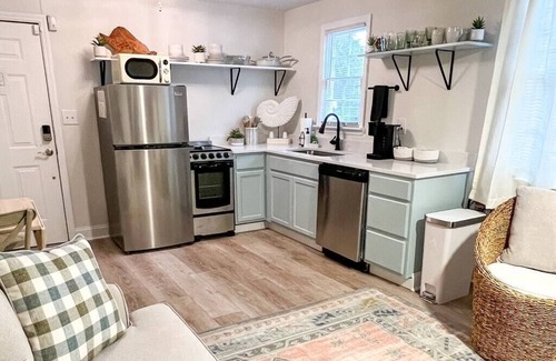 Harleston Village Condominio | Kick back and relax in this calm, stylish space