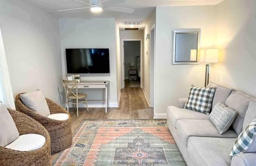 Harleston Village Condominio | Kick back and relax in this calm, stylish space