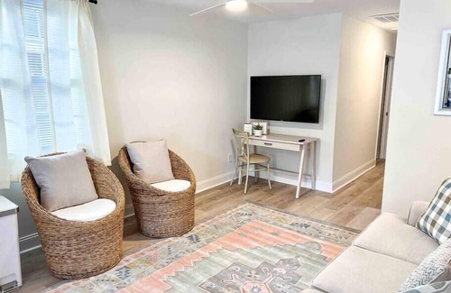 Harleston Village Condominio | Kick back and relax in this calm, stylish space
