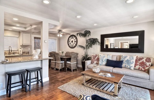 Corona del Mar Condominio | Especial de mayo $ 175 - Patio privado grande a 1 cuadra de la playa / pueblo, A / C-Gar.