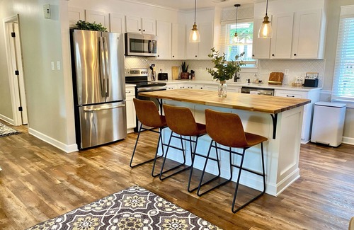 Mayhew Casa | KickbackCottageLKN - Cozy 3BR, walk to marina and lake