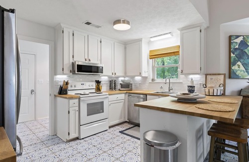 Dadeville Cabaña | Kid Friendly! Upgraded Lake Front Cottage at Lake Martin! 35 Minutes to Auburn!