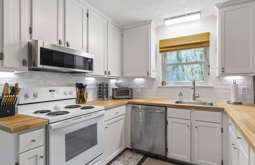 Dadeville Cabaña | Kid Friendly! Upgraded Lake Front Cottage at Lake Martin! 35 Minutes to Auburn!