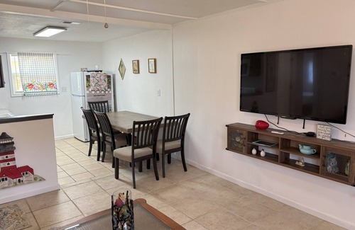 Gulf Breeze Casa | Kid-Friendly/ Walk to Playground 2-bedroom house in Gulf Breeze with WiFi and AC