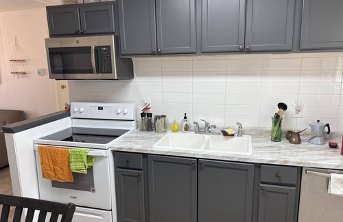 Gulf Breeze Casa | Kid-Friendly/ Walk to Playground 2-bedroom house in Gulf Breeze with WiFi and AC