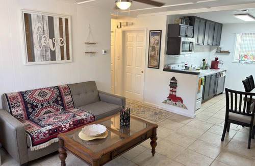 Gulf Breeze Casa | Kid-Friendly/ Walk to Playground 2-bedroom house in Gulf Breeze with WiFi and AC