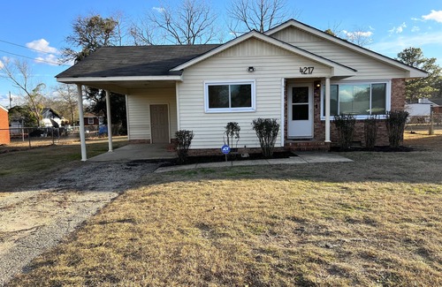Fayetteville Casa | Kids/Pets friendly 3BR 1.5BT Fenced Purified Water.