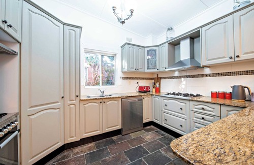 Dubbo Casa | Kilbirnie - Stroll to CBD, Heritage, Sleeps 10