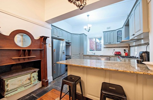 Dubbo Casa | Kilbirnie - Stroll to CBD, Heritage, Sleeps 10