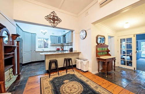 Dubbo Casa | Kilbirnie - Stroll to CBD, Heritage, Sleeps 10