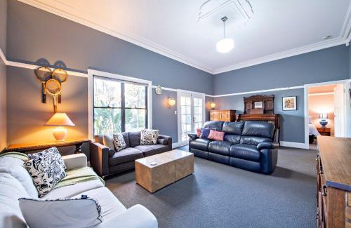 Dubbo Casa | Kilbirnie - Stroll to CBD, Heritage, Sleeps 10