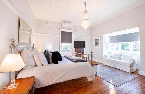 Dubbo Casa | Kilbirnie - Stroll to CBD, Heritage, Sleeps 10