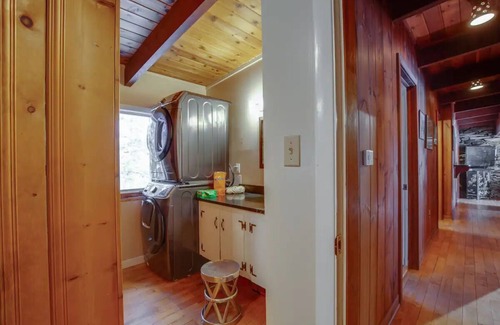 Killington Chalet De Esquí | Kilbourne Lodge︙Mid-Century Chalet @ Killington Rd - Pet & Family Friendly