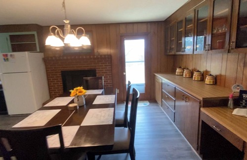 Seymour Casa | Killer Location! 25 min to Pigeon Forge 20 min to Knoxville! Super comfy!