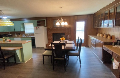 Seymour Casa | Killer Location! 25 min to Pigeon Forge 20 min to Knoxville! Super comfy!