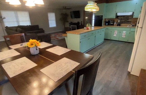 Seymour Casa | Killer Location! 25 min to Pigeon Forge 20 min to Knoxville! Super comfy!