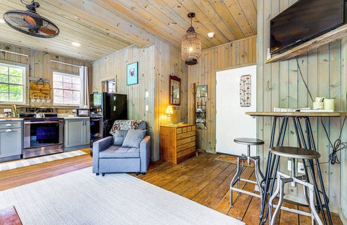 Ballouville Apartamento | Killingly Barnyard Studio in Wine Country!