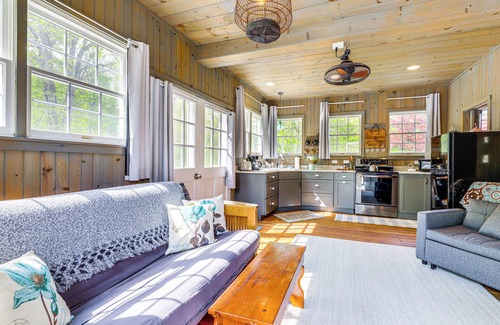 Ballouville Apartamento | Killingly Barnyard Studio in Wine Country!