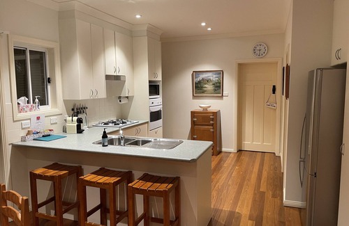 Bowral Cabaña | ☘️"KILMEEDY" Take time to smell the roses🌹 in Bowral-Walk to town-Pet friendly.