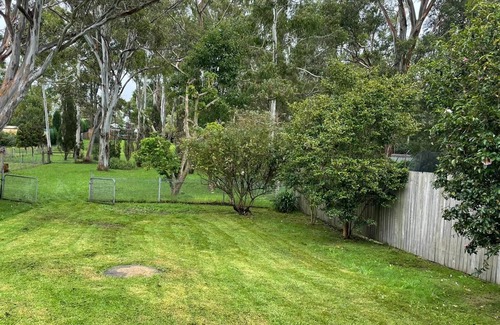 Bowral Cabaña | ☘️"KILMEEDY" Take time to smell the roses🌹 in Bowral-Walk to town-Pet friendly.