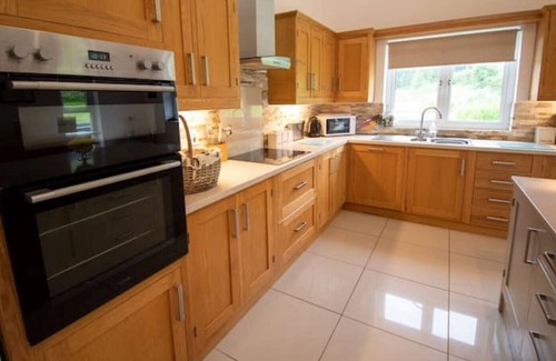 Omagh Otro | Kilskeery Lodge, modern country house with hot tub