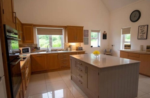 Omagh Otro | Kilskeery Lodge, modern country house with hot tub