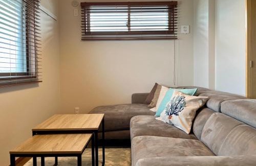 Maekawa Apartamento | Kin-Con-Kan 1F 新築 那覇空港から車で25分 南部観光に最適 広々80平米 コンビニ徒歩1分 沖縄ワールド徒歩9分 最大9人