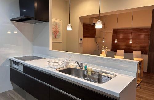 Maekawa Apartamento | Kin-Con-Kan 1F 新築 那覇空港から車で25分 南部観光に最適 広々80平米 コンビニ徒歩1分 沖縄ワールド徒歩9分 最大9人