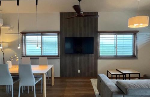 Maekawa Apartamento | Kin-Con-Kan 1F 新築 那覇空港から車で25分 南部観光に最適 広々80平米 コンビニ徒歩1分 沖縄ワールド徒歩9分 最大9人
