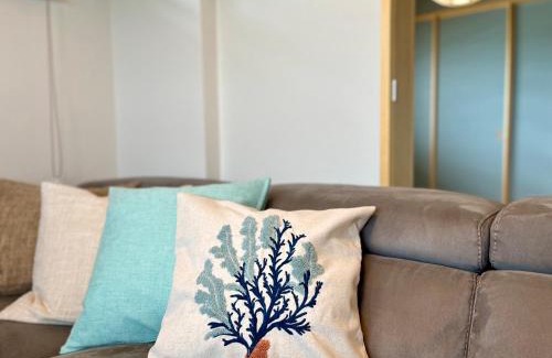 Maekawa Apartamento | Kin-Con-Kan 1F 新築 那覇空港から車で25分 南部観光に最適 広々80平米 コンビニ徒歩1分 沖縄ワールド徒歩9分 最大9人