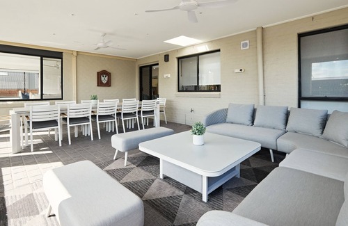 Forresters Beach Casa | KINARA - BRAND NEW 5 Bedrooms, POOL, Walking distance to beach
