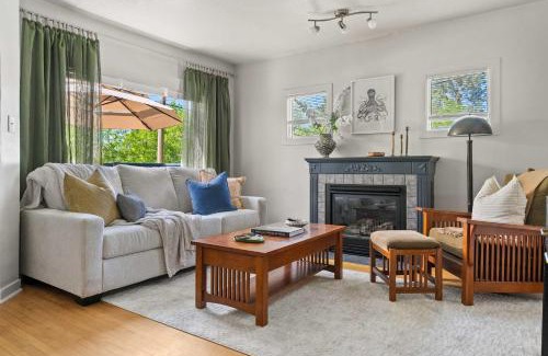 Sylvan Lake Casa | Kinepik Cottage Sunroom with Beach Access