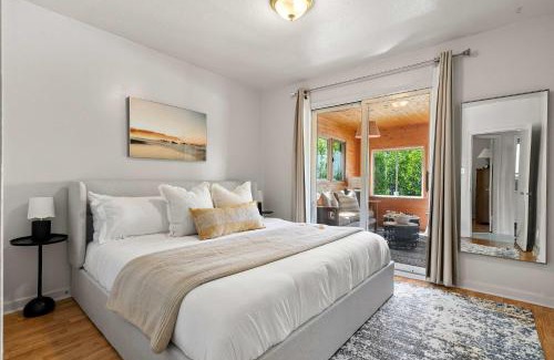 Sylvan Lake Casa | Kinepik Cottage Sunroom with Beach Access