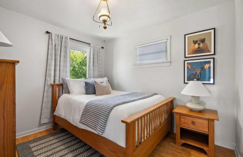 Sylvan Lake Casa | Kinepik Cottage Sunroom with Beach Access