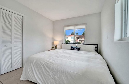 Lighthouse Point Apartamento | King 1BD w/ Pool, Grill, Near Beach & Downtown