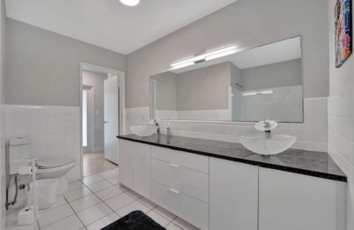 Lighthouse Point Apartamento | King 1BD w/ Pool, Grill, Near Beach & Downtown
