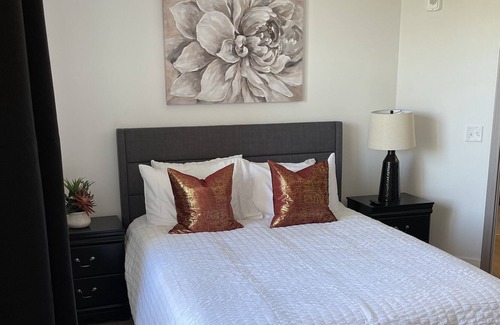 Madison Apartamento | King | 2 Bed w/ Den | W/D | Family & Pet Friendly