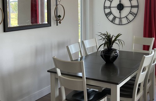 Madison Apartamento | King | 2 Bed w/ Den | W/D | Family & Pet Friendly