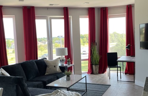 Madison Apartamento | King | 2 Bed w/ Den | W/D | Family & Pet Friendly