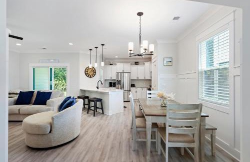 Spanish Wells Casa | King 2 Queens 3 Doubles Foldout Stainless Steel Bikes & Beach Gear included