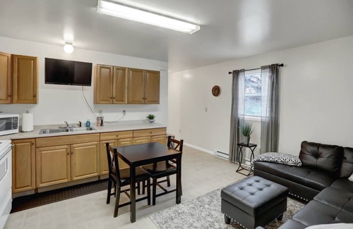 Halifax Apartamento | King and Queen Suite Room 205 at Halifax Inn