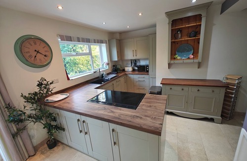 South Cadbury Casa | King Arthur’s Rest: Charming Eco Home, Garden & Hot Tub. Sleeps 10. Pet friendly
