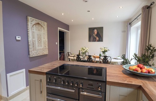 South Cadbury Cabaña | KING ARTHUR'S REST, pet friendly, with hot tub in Queen Camel